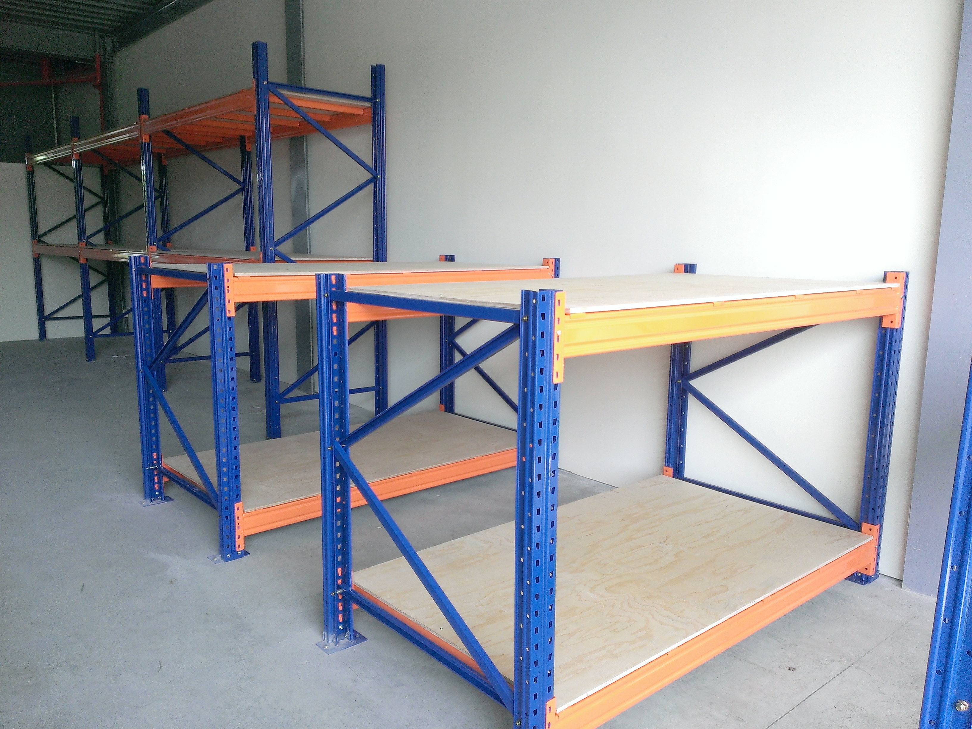 倉儲重型貨物料角鋼鐵架組裝中&nbsp;