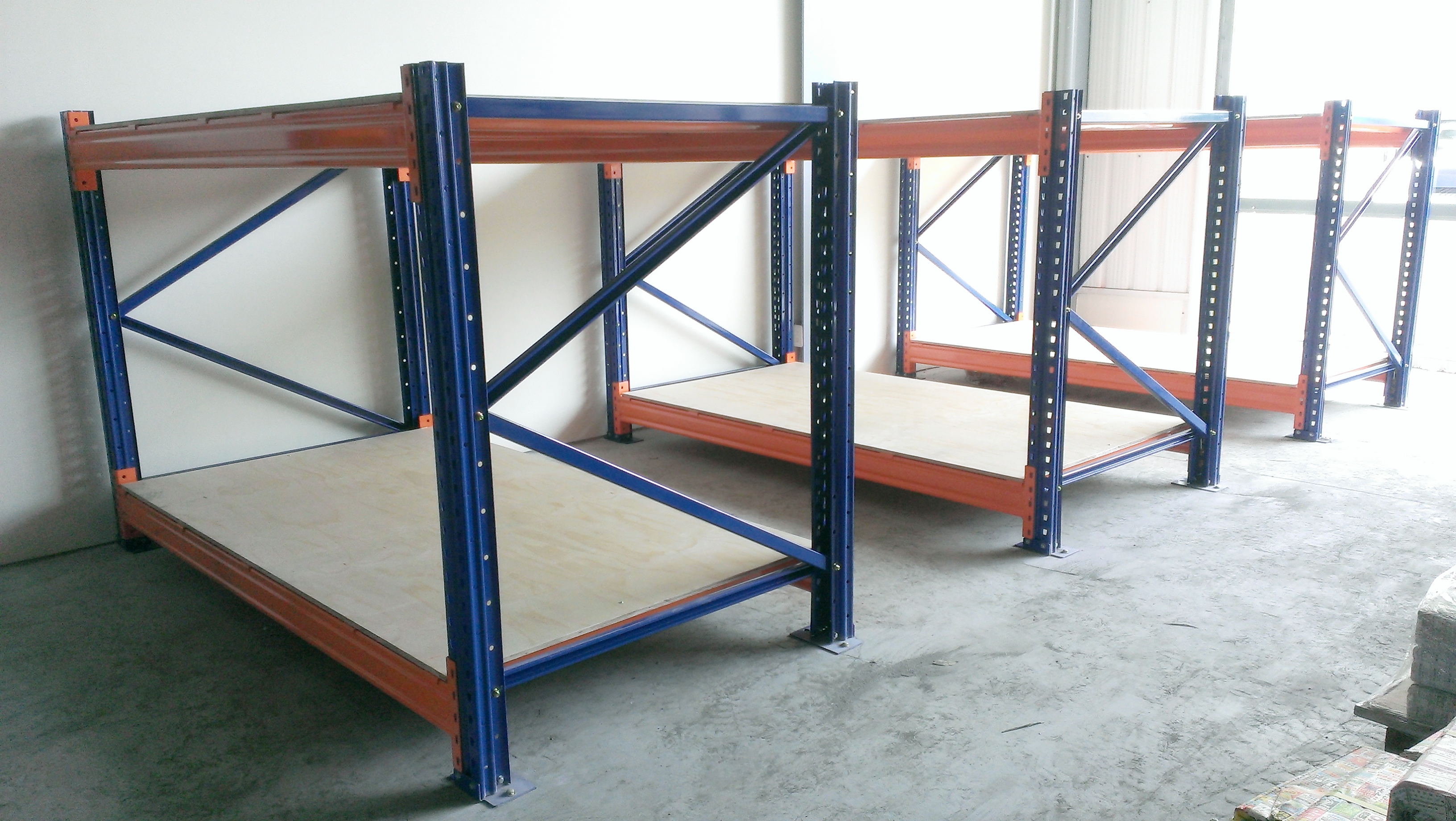 倉儲重型貨物料角鋼鐵架組裝中&nbsp;