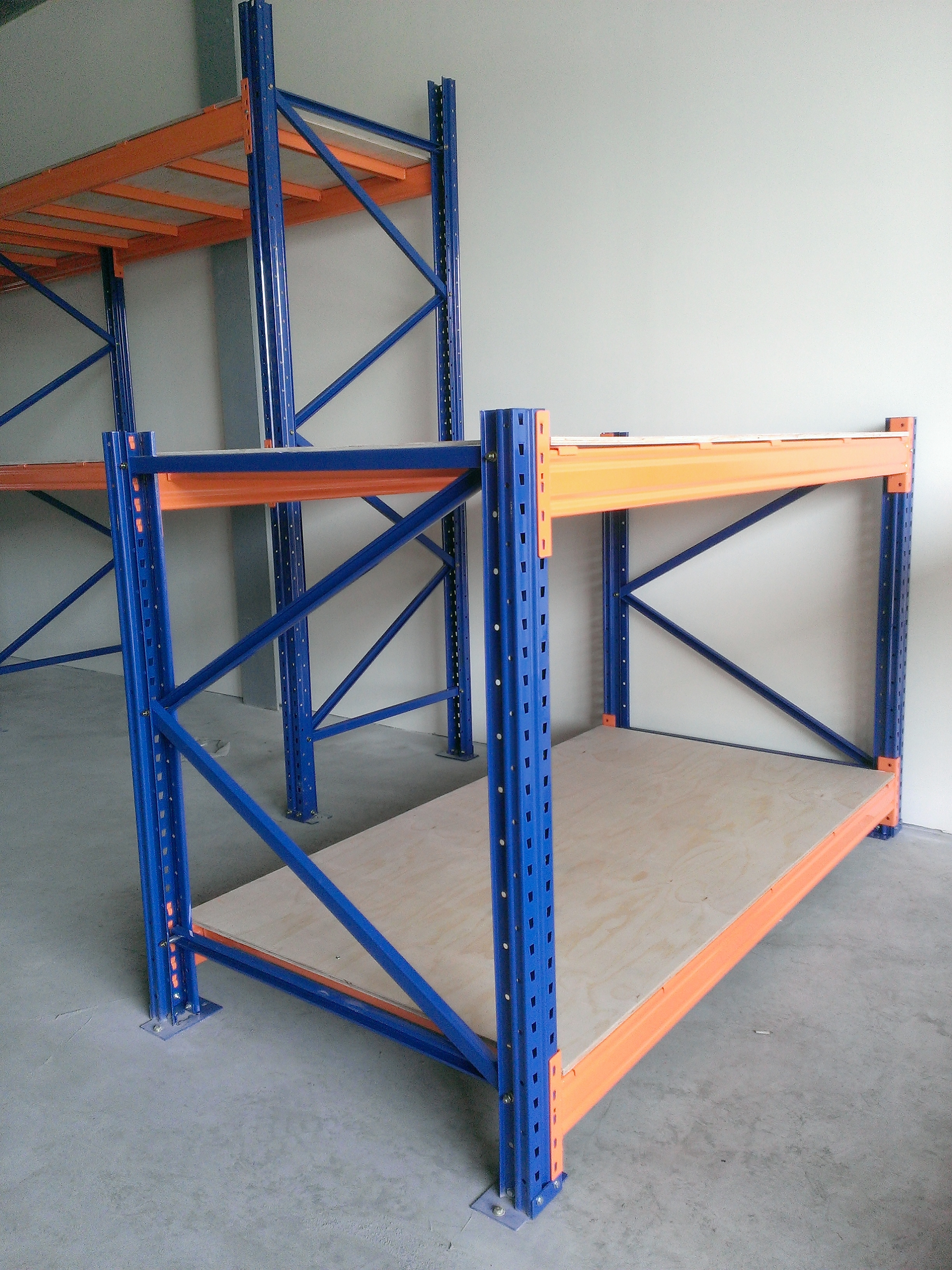 倉儲重型貨物料角鋼鐵架組裝中&nbsp;