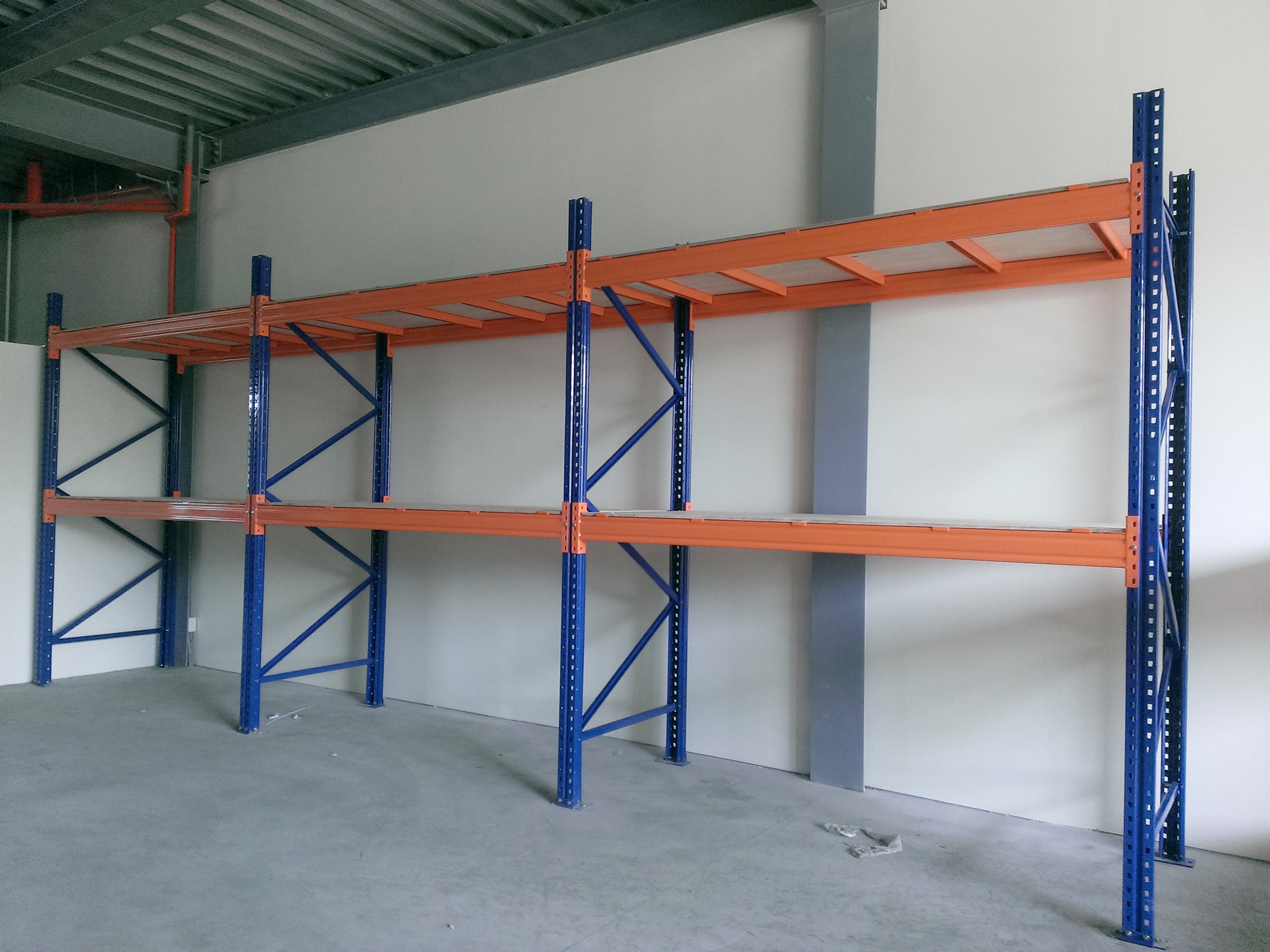 倉儲重型貨物料角鋼鐵架組裝中