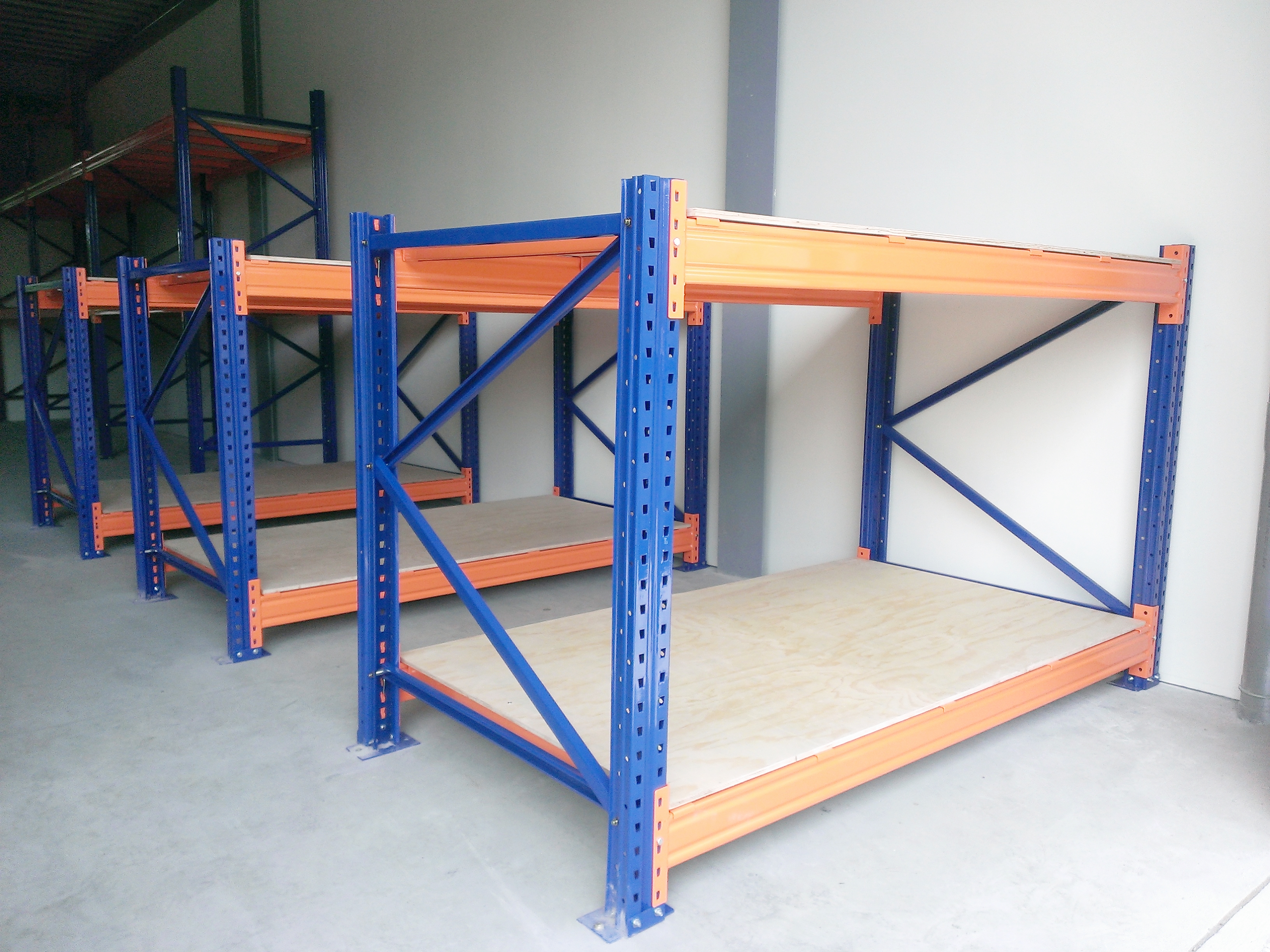 倉儲重型貨物料角鋼鐵架組裝中&nbsp;