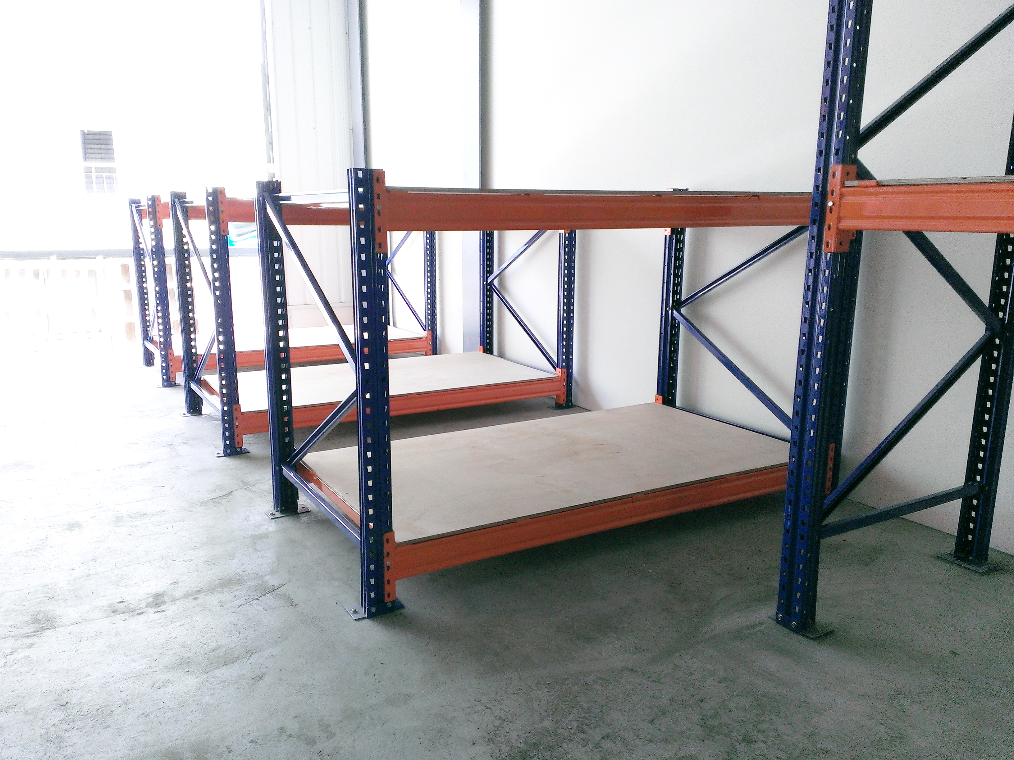 倉儲重型貨物料角鋼鐵架組裝中&nbsp;