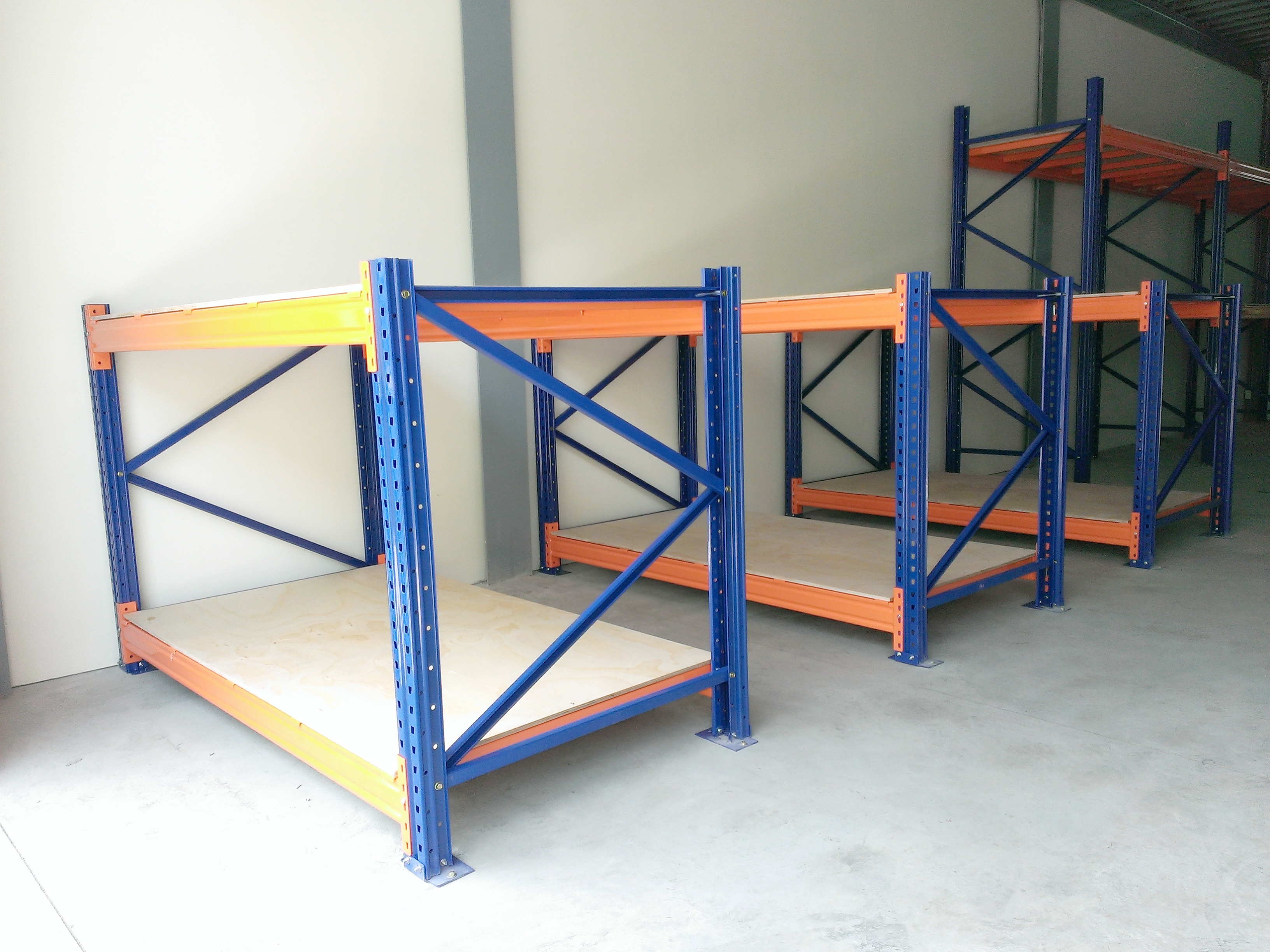 倉儲重型貨物料角鋼鐵架組裝中&nbsp;