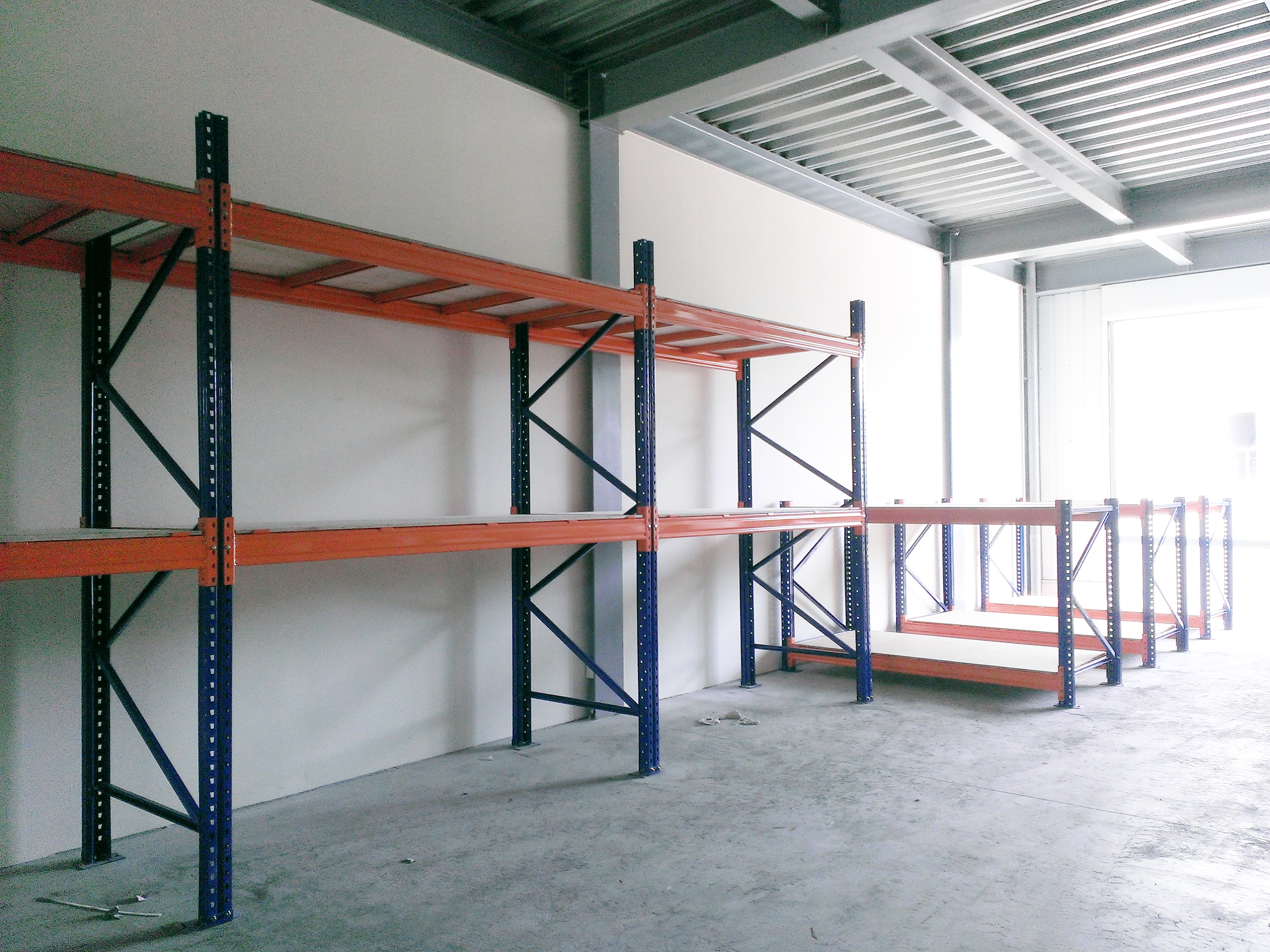 倉儲重型貨物料角鋼鐵架組裝中&nbsp;