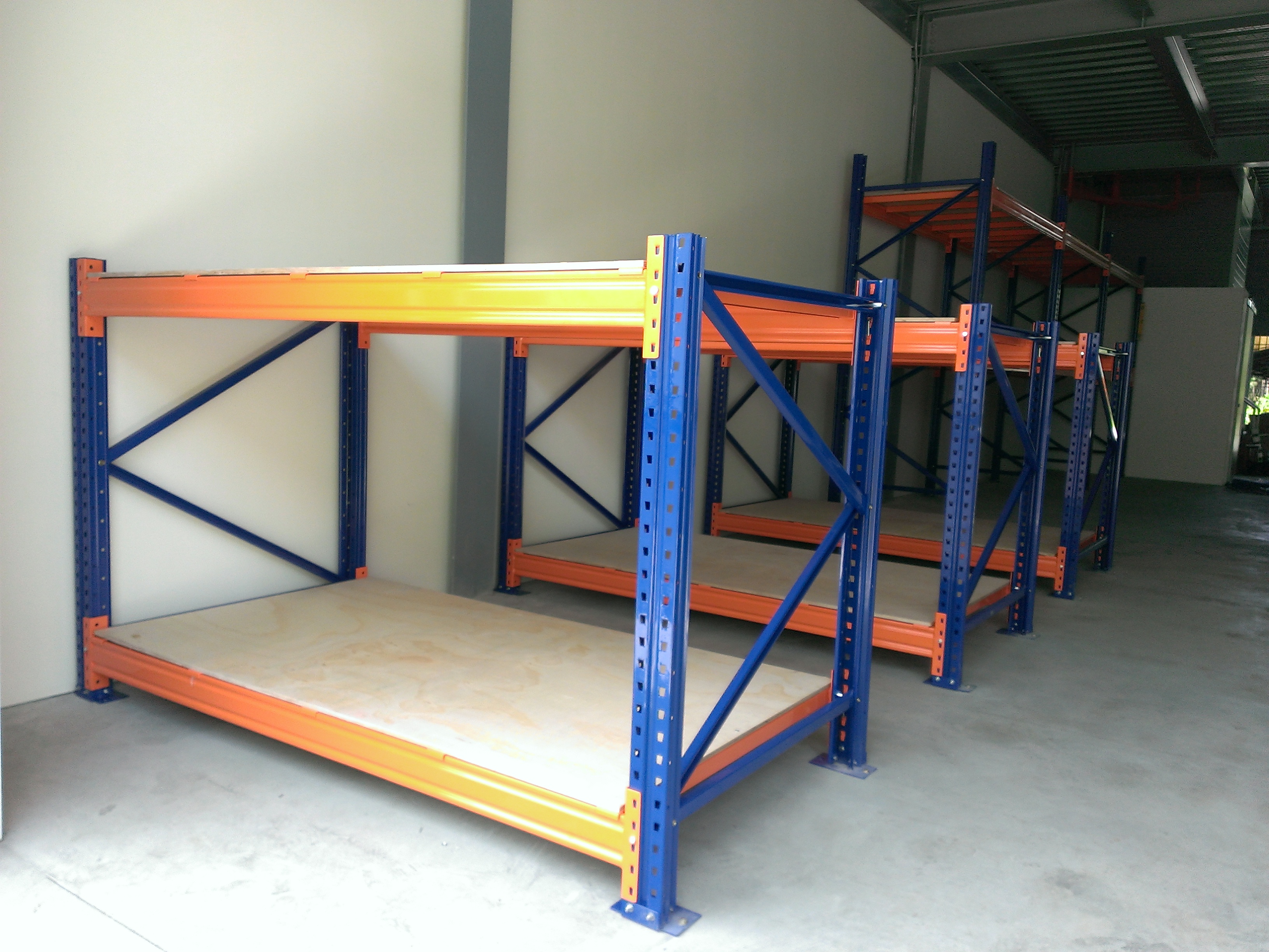 倉儲重型貨物料角鋼鐵架組裝中&nbsp;