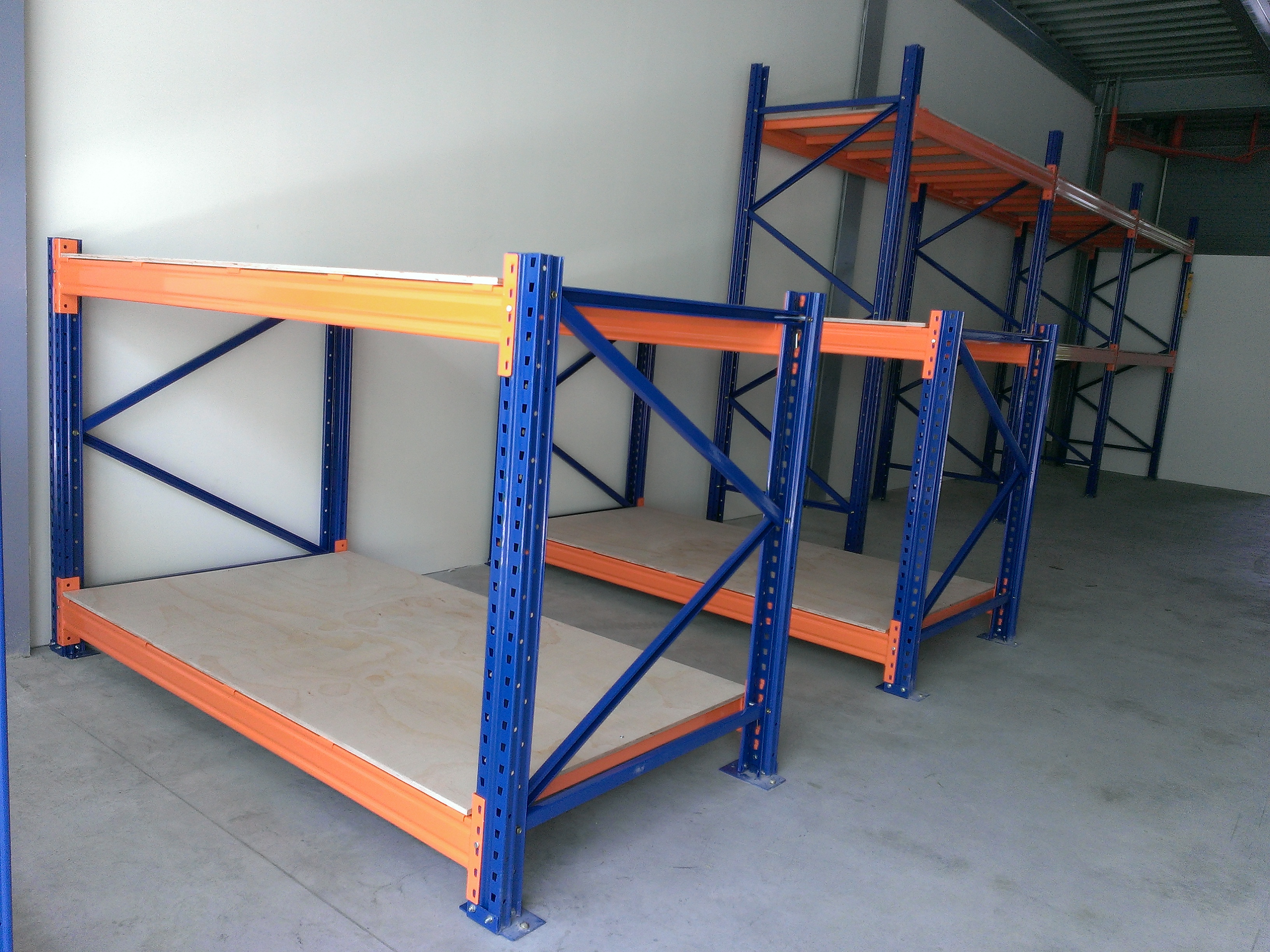 倉儲重型貨物料角鋼鐵架組裝中&nbsp;