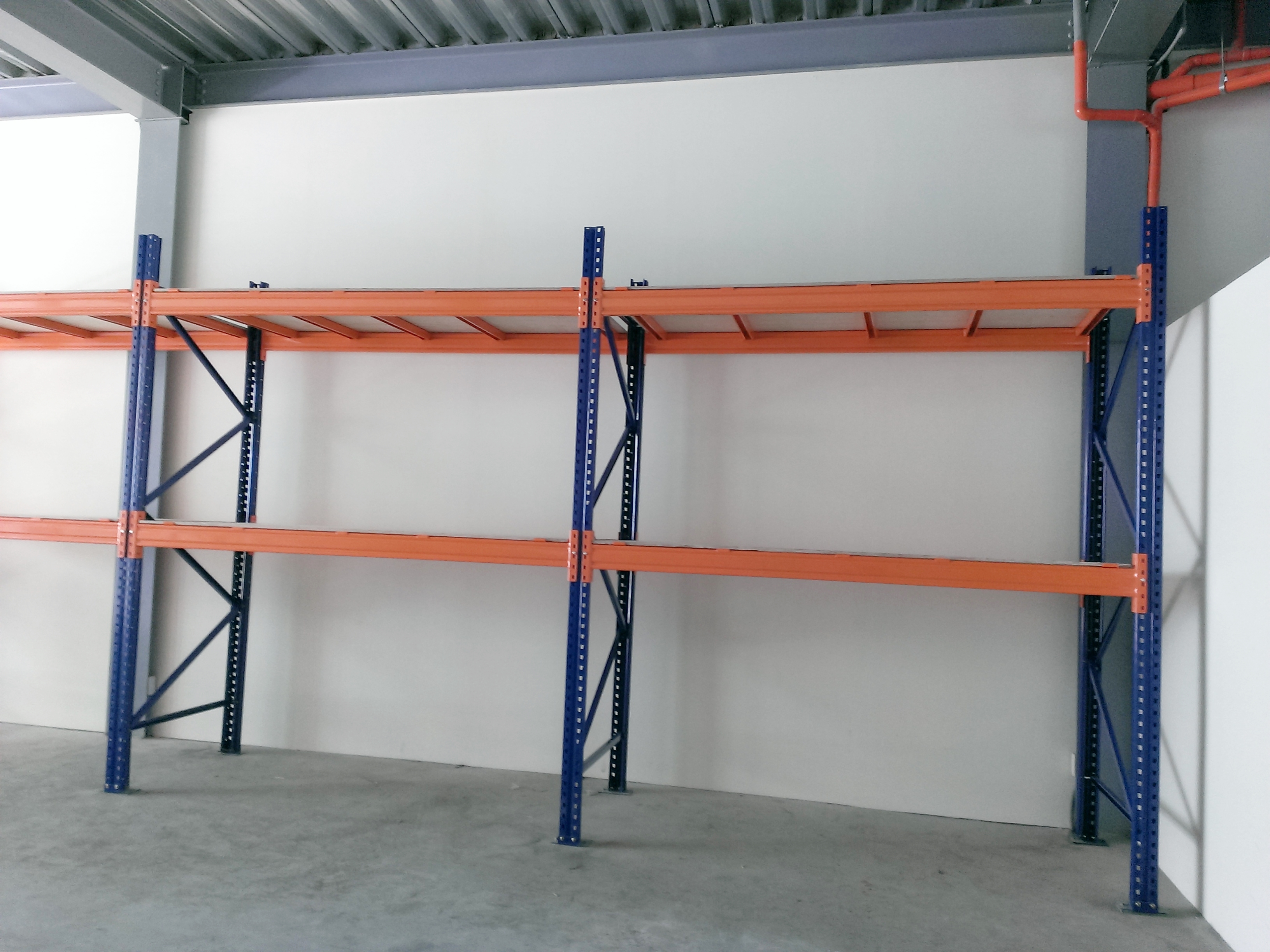 倉儲重型貨物料角鋼鐵架組裝中&nbsp;