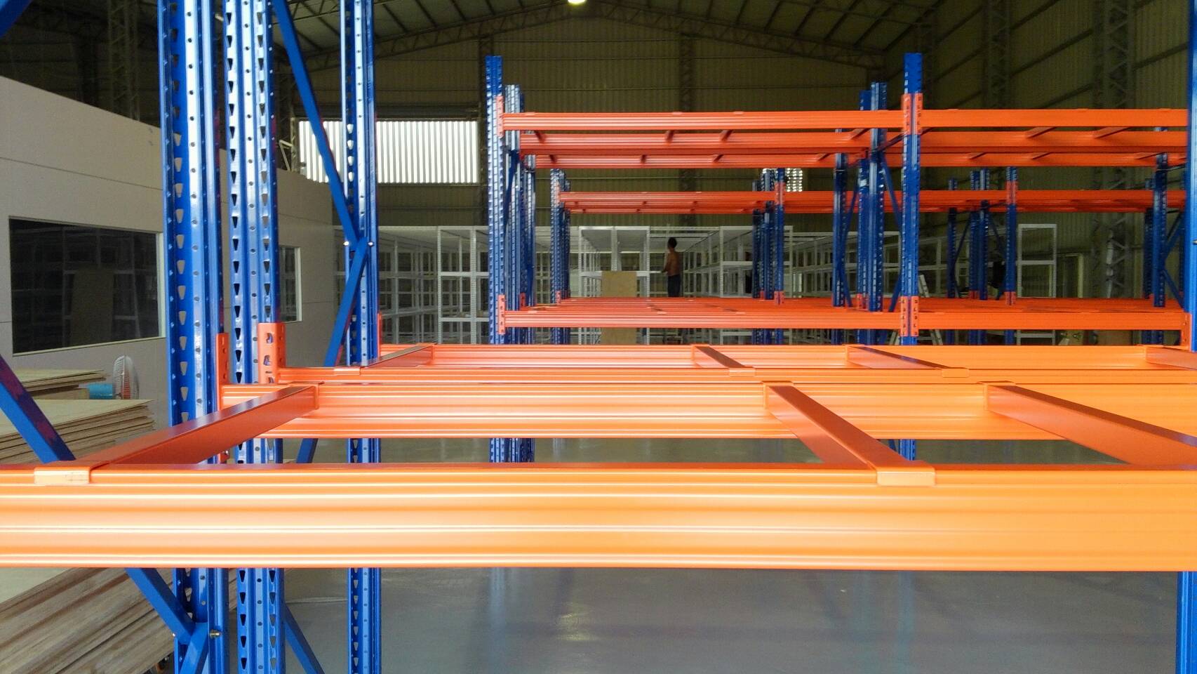 倉儲重型貨物料角鋼鐵架組裝中