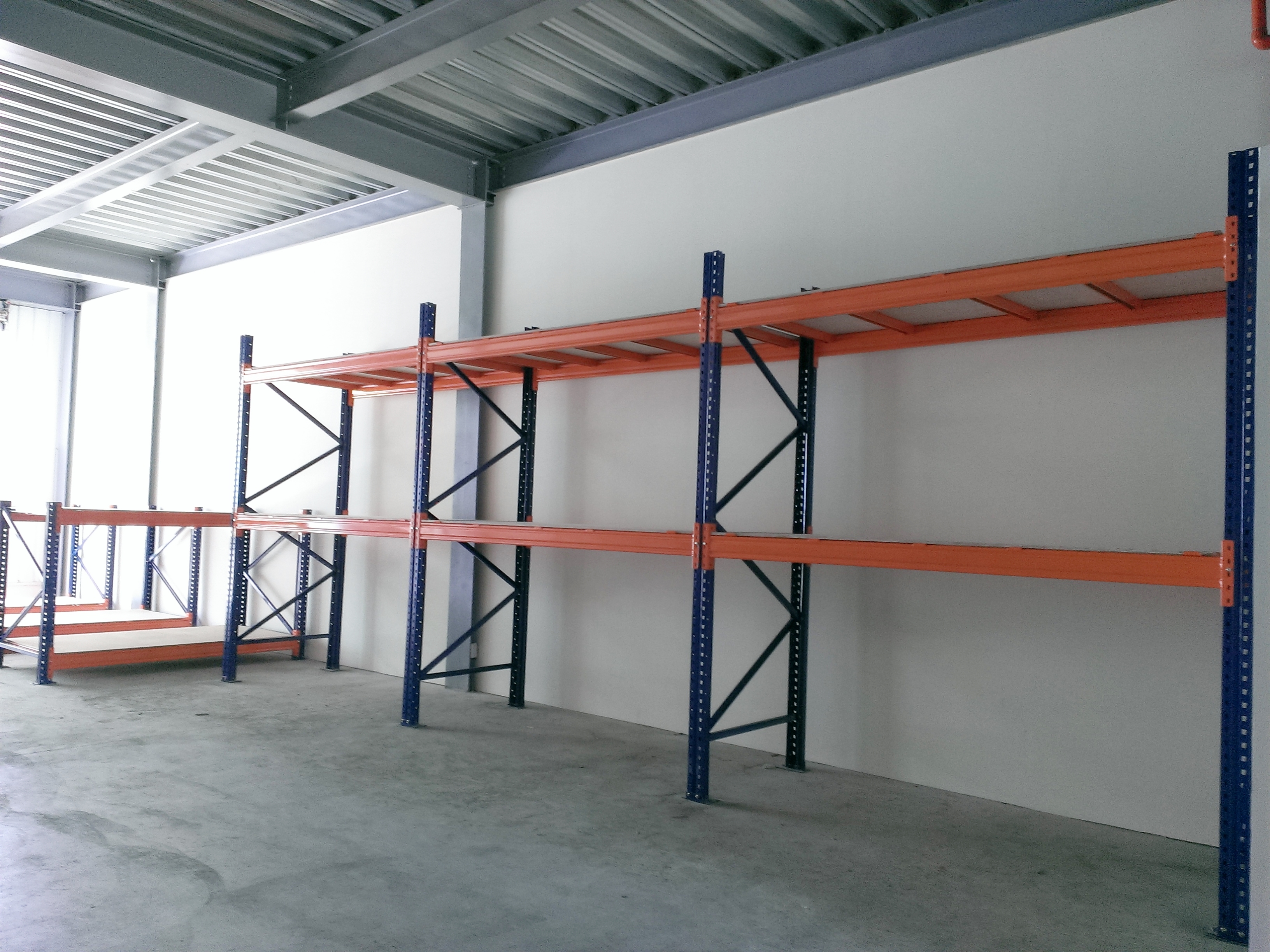 倉儲重型貨物料角鋼鐵架組裝中&nbsp;