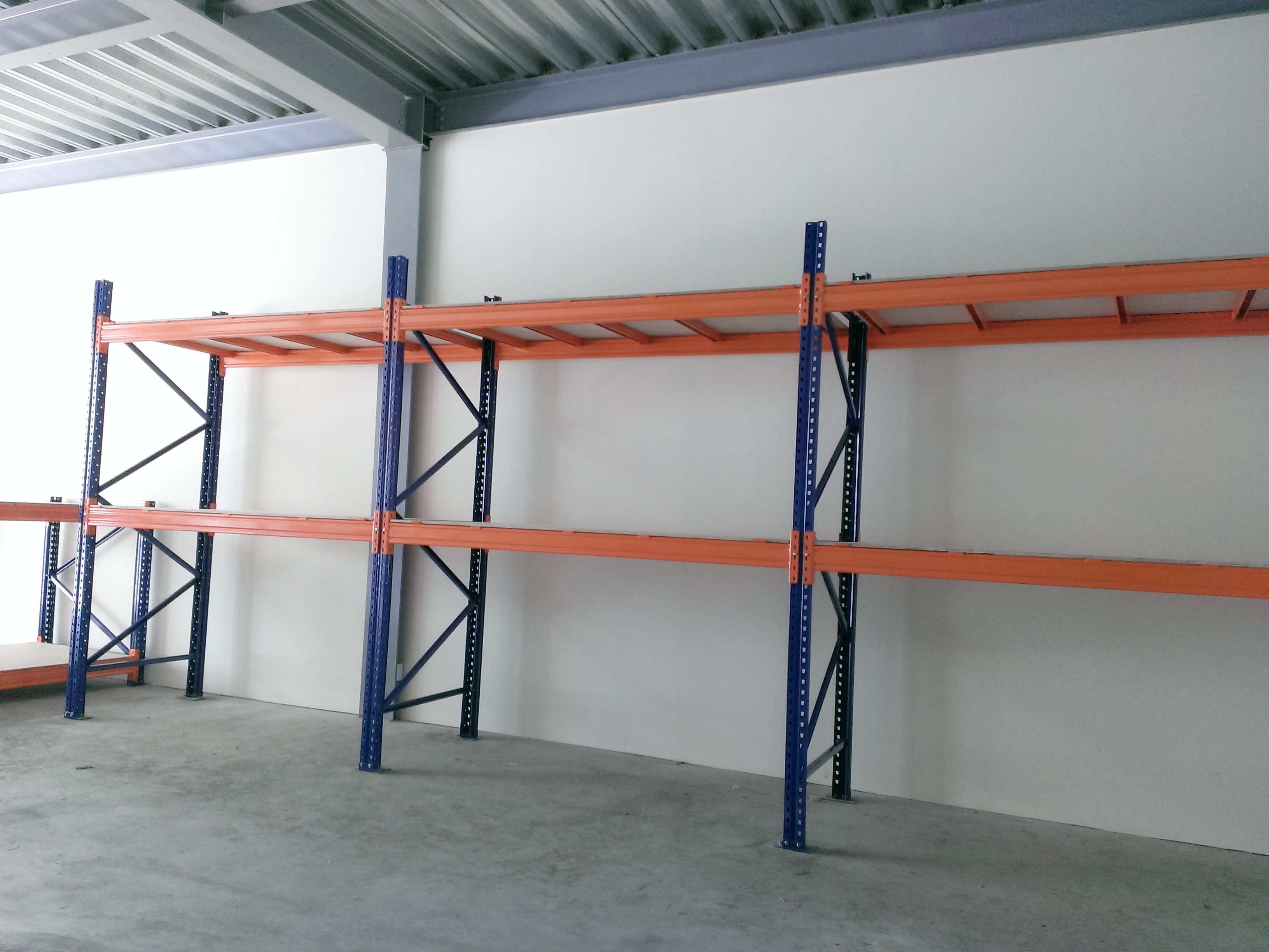 倉儲重型貨物料角鋼鐵架組裝中