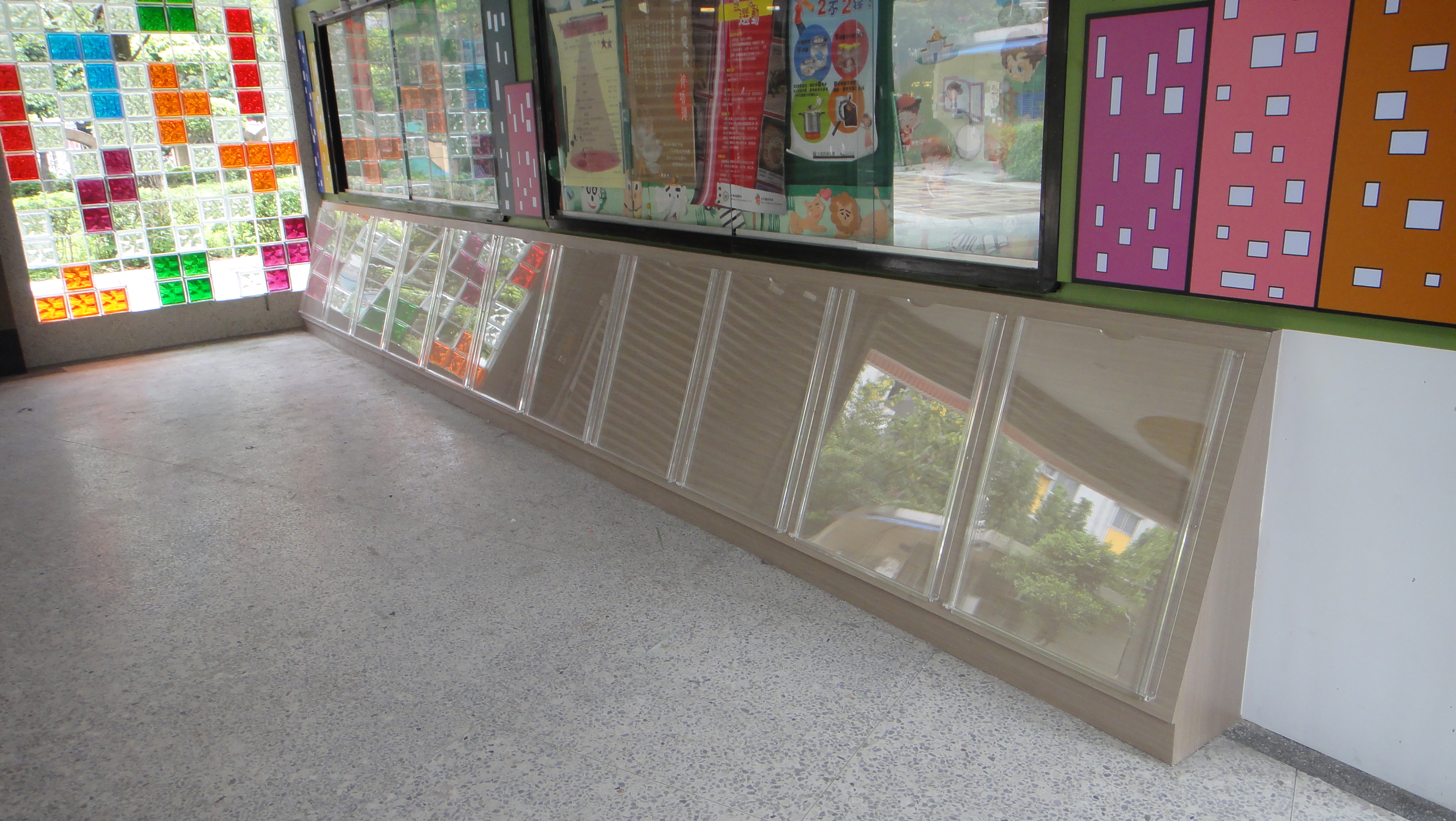 海報架-學校穿堂