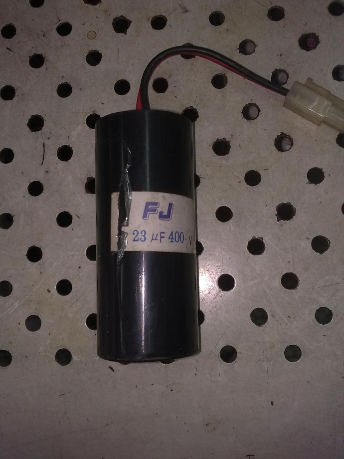 馬達修理更換啓動電容就解決問題了,最近下雨閃電,鐵捲門馬達壞了很多