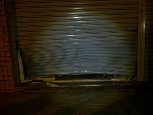 汽車撞凹鐵捲門片