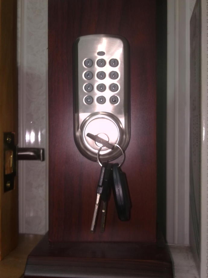 電子密碼鎖(方便操作不必帶鑰匙)