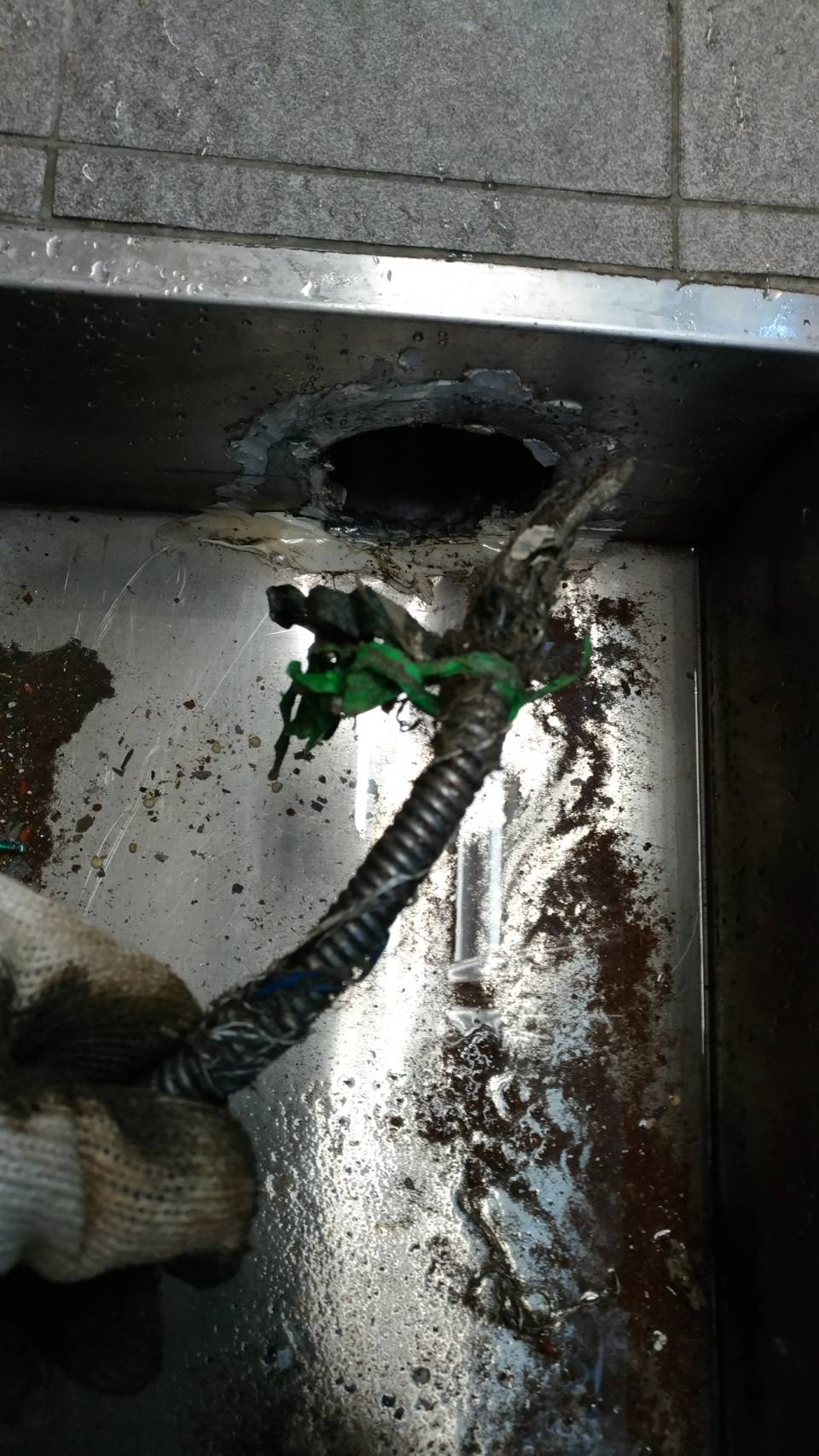 共用水管阻塞,清除阻塞物,包通中