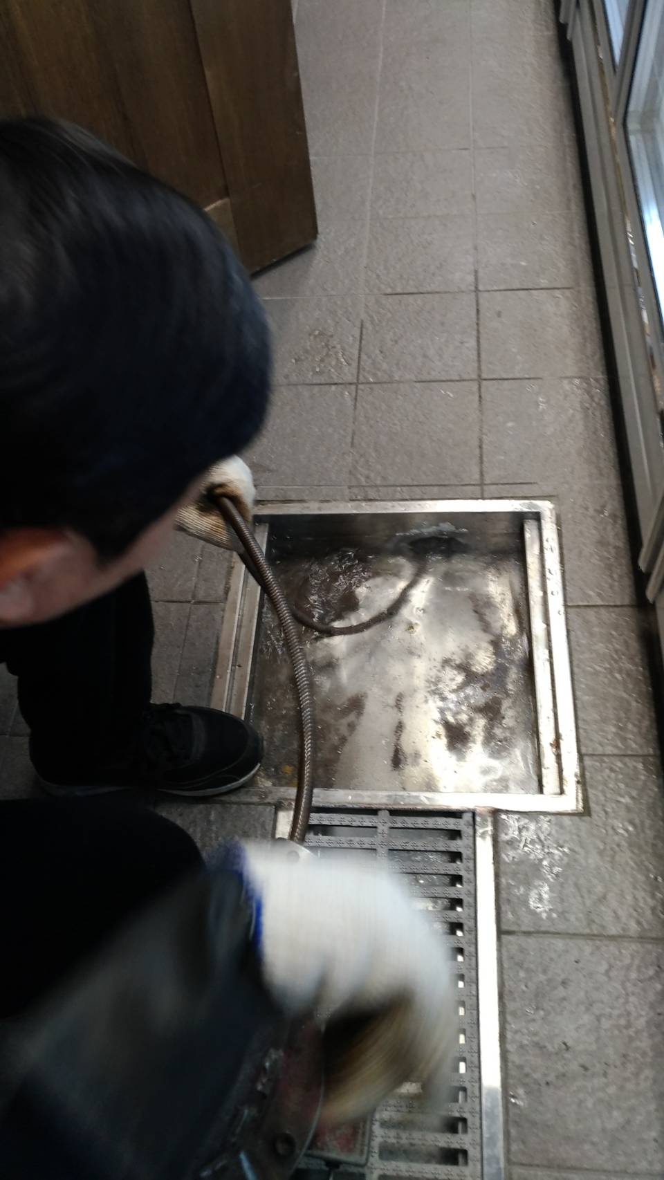 餐廳排水管阻塞,通水管中