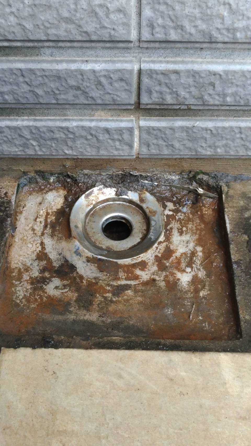 頂樓陽台排水管汙泥阻塞