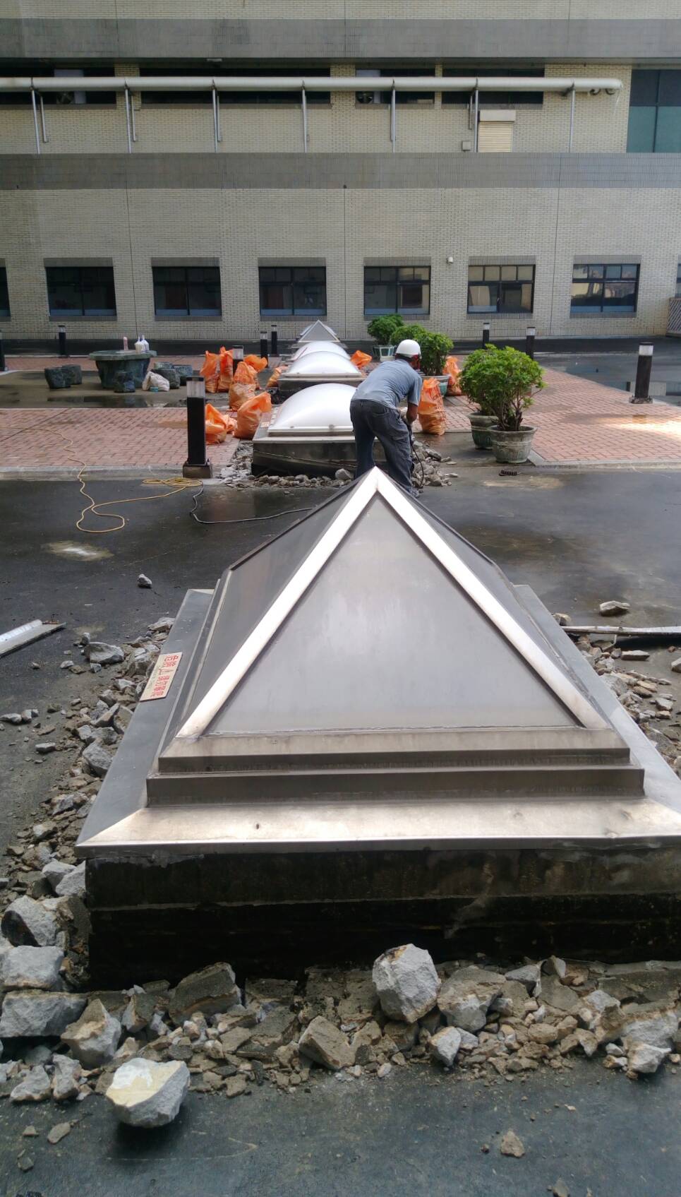 平台採光玻璃接縫漏水修繕工程