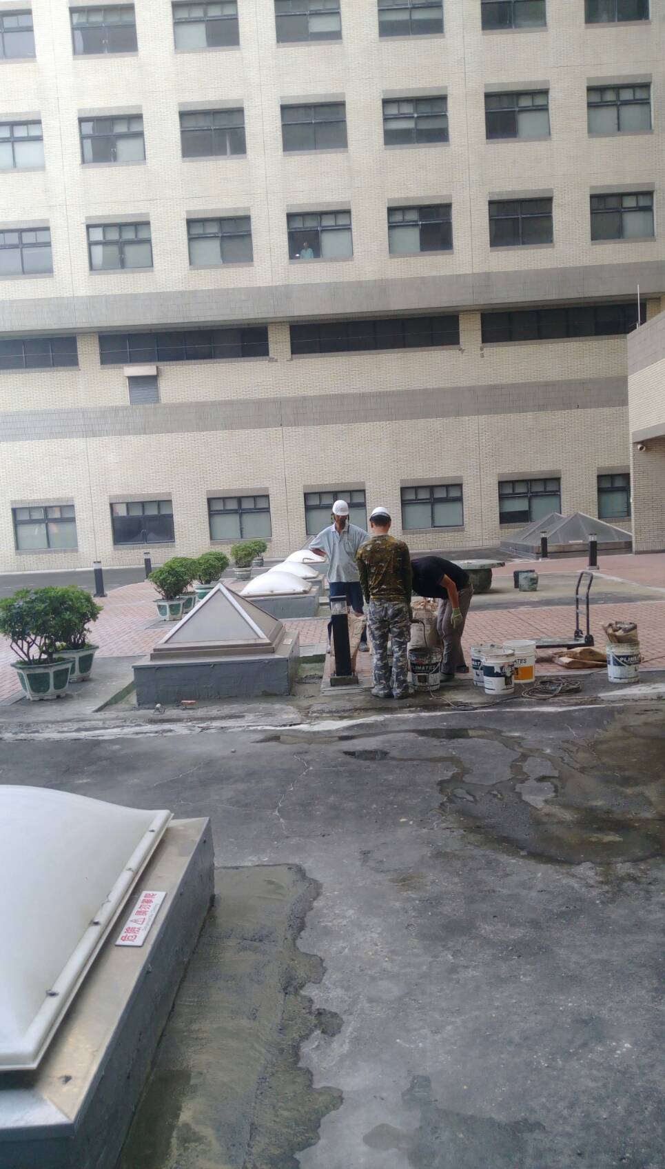 平台採光玻璃接縫漏水修繕工程