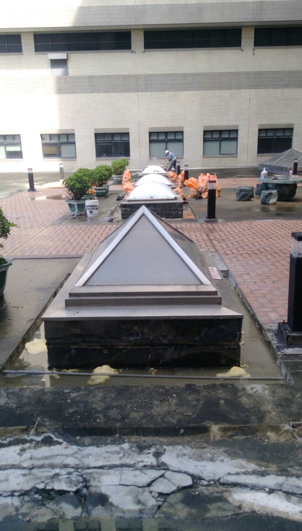 平台採光玻璃接縫漏水修繕工程