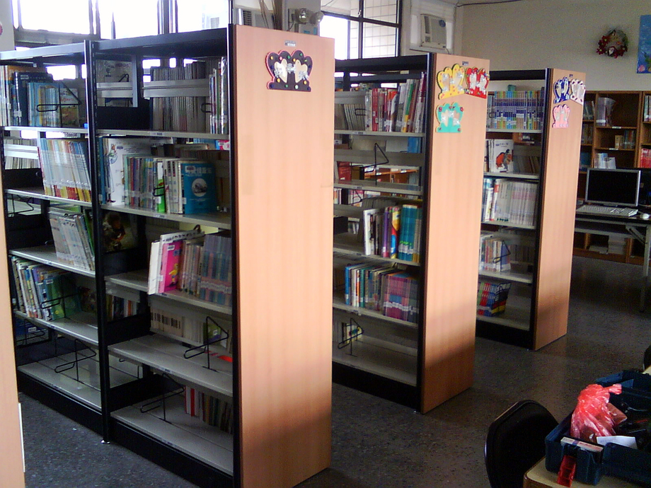 Ｄ型管鋼製書架