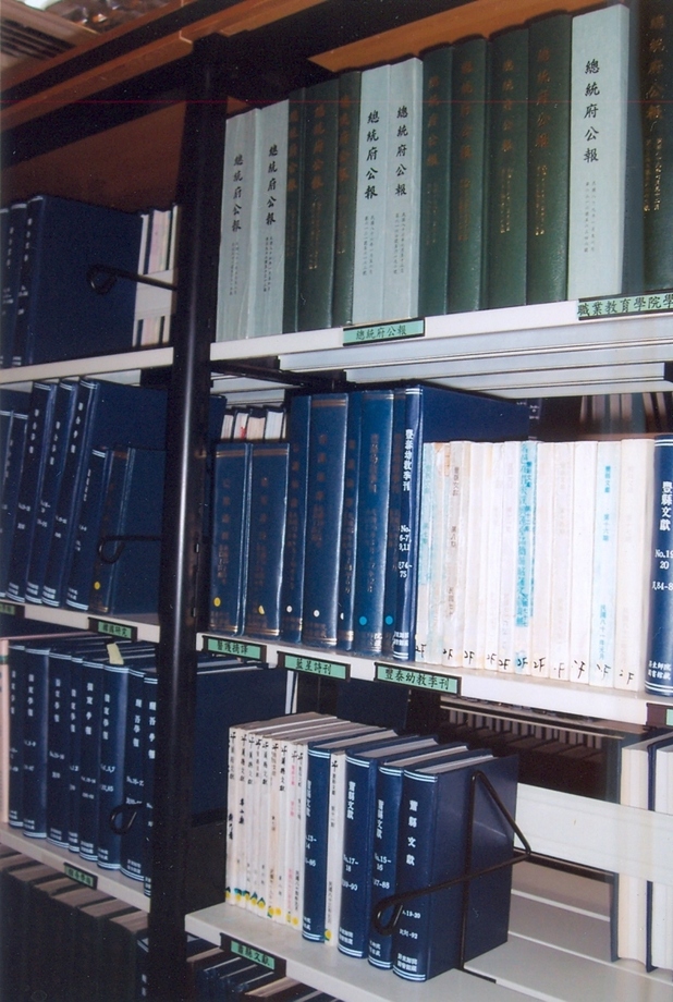 Ｄ型管鋼製書架