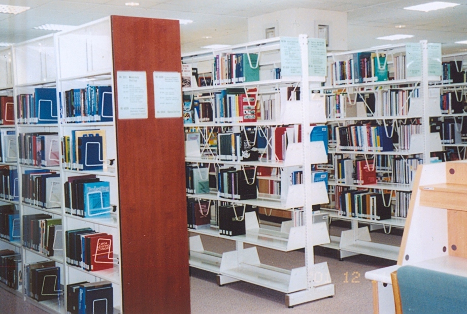 單柱式鋼製書架