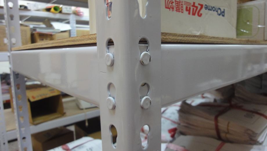 『免用螺絲組合架』，組裝簡易、免工具、只要一支榔頭，便可自行組裝，可隨意調整高低，免用螺絲，既平整又美觀，並且更加省時、省力，以達經濟的效果。輕鬆OK,組裝DIY真easy