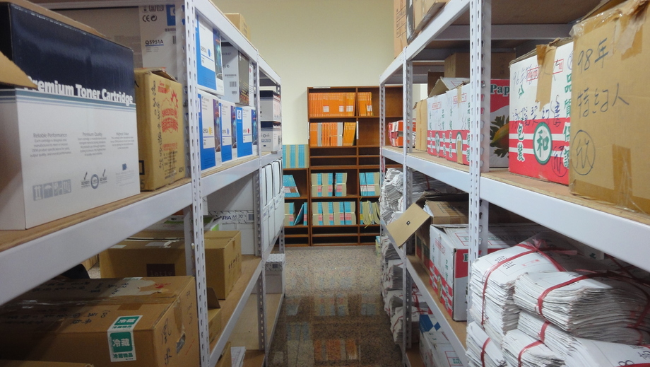 『免用螺絲組合架』，組裝簡易、免工具、只要一支榔頭，便可自行組裝，可隨意調整高低，免用螺絲，既平整又美觀，並且更加省時、省力，以達經濟的效果。輕鬆OK,組裝DIY真easy