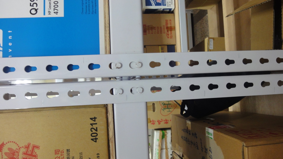 『免螺絲組合架』，組裝簡易、免工具、只要一支榔頭，便可自行組裝，可隨意調整高低，免用螺絲，既平整又美觀，並且更加省時、省力，以達經濟的效果。輕鬆OK,組裝DIY真easy