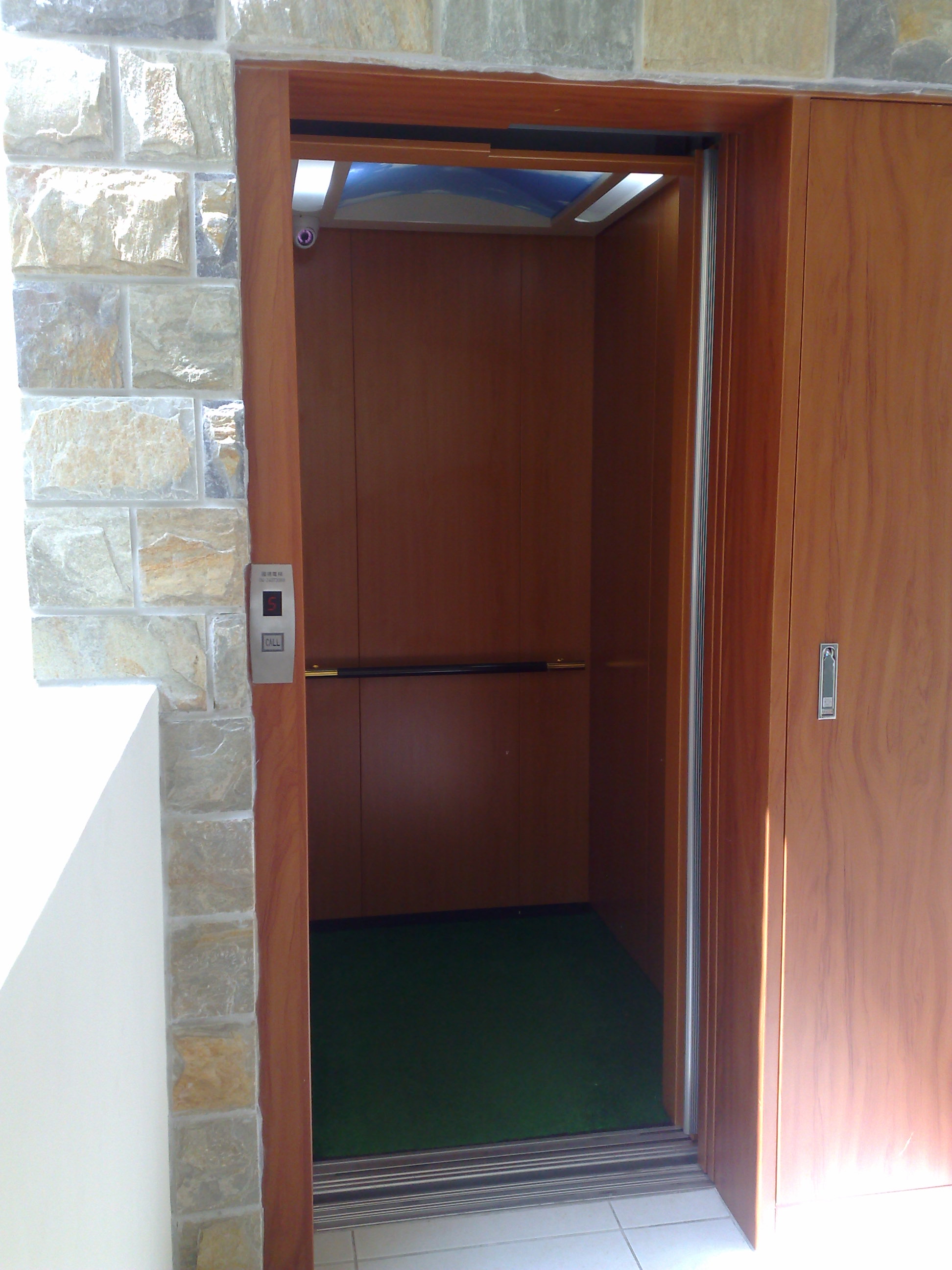 二片側向開電梯車廂