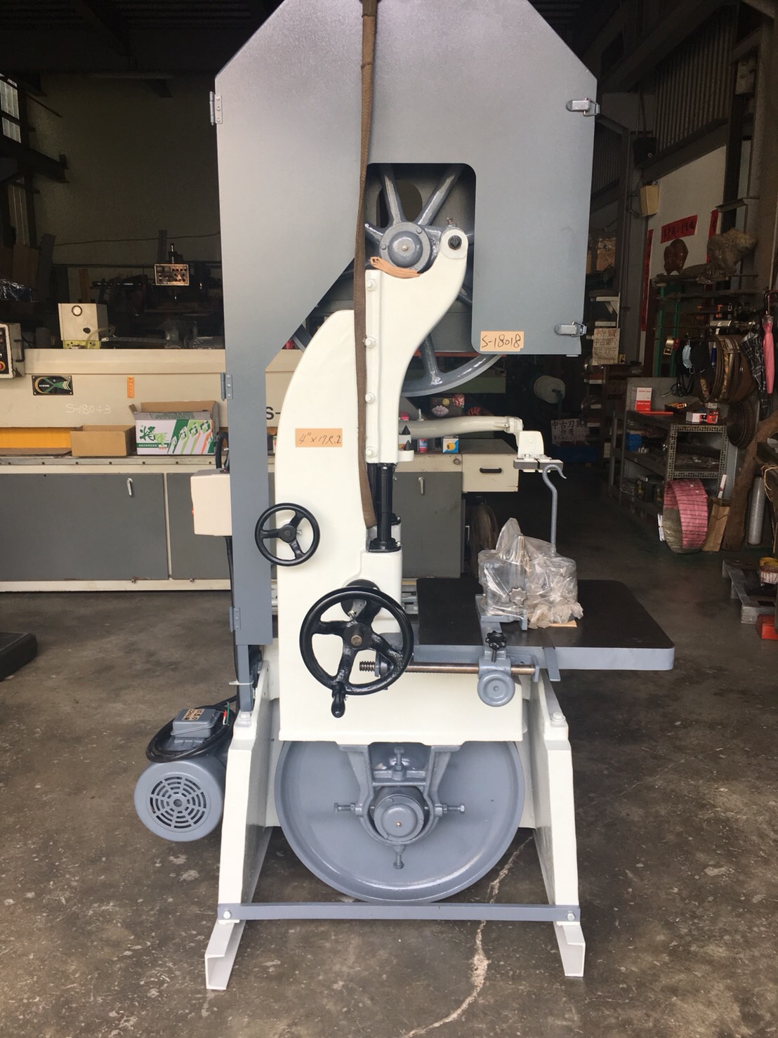 28"雙柱型帶鋸機