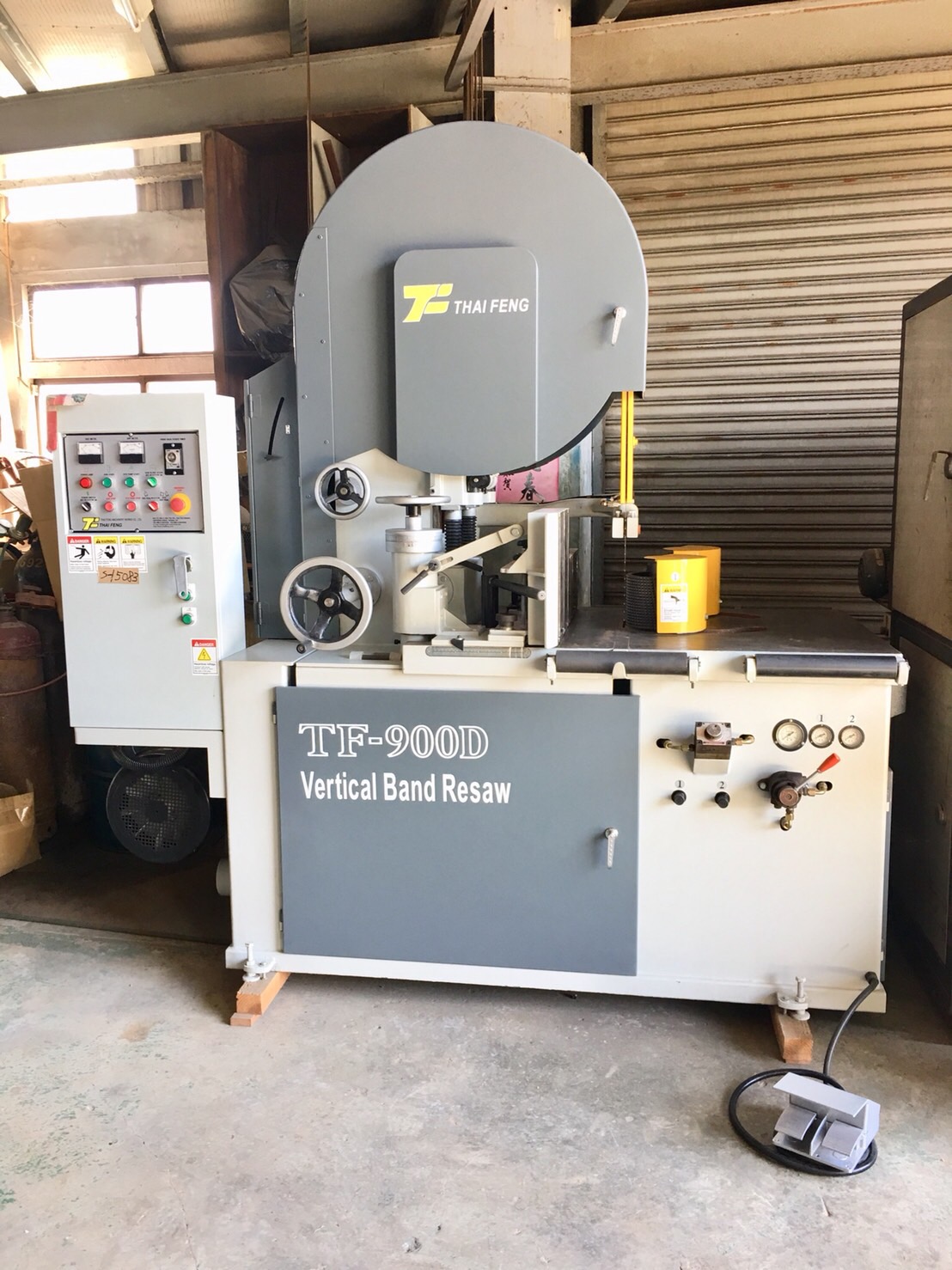 900型雙柱帶鋸機