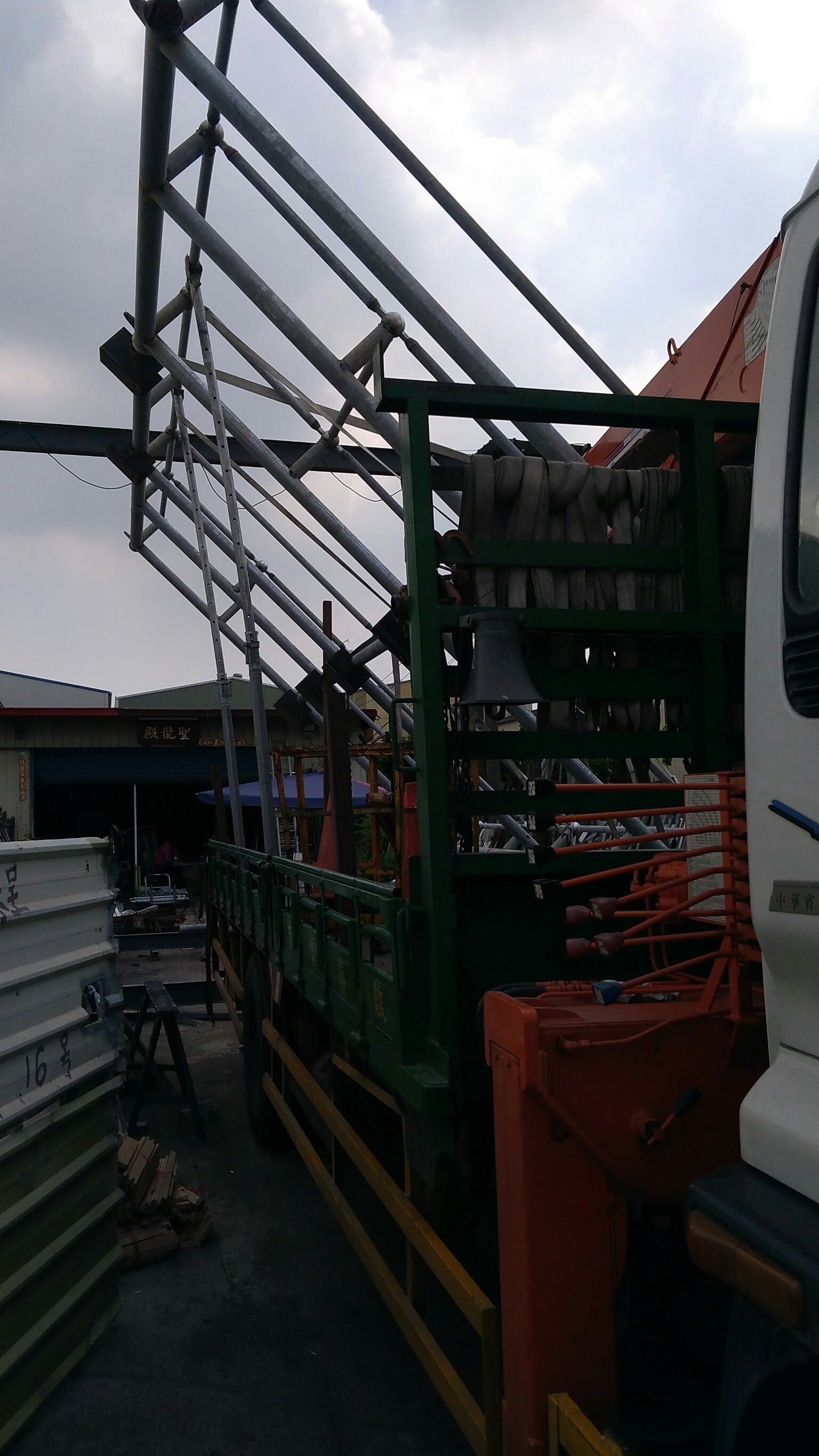 高雄鷹架招牌吊掛