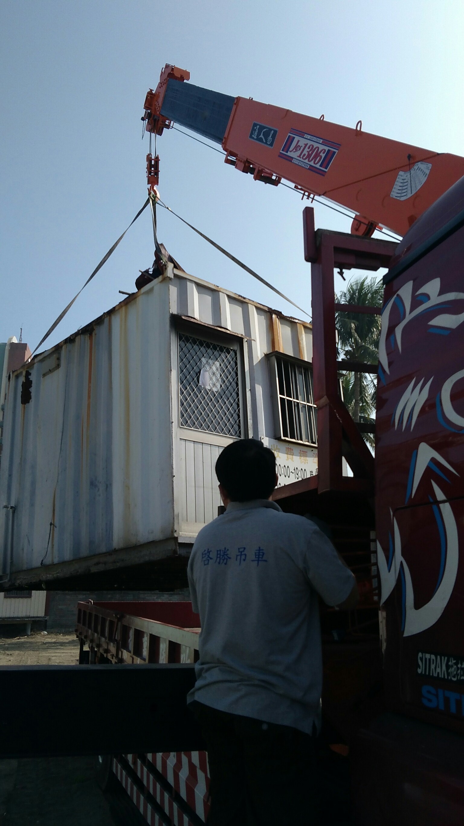 高雄貨櫃屋吊掛