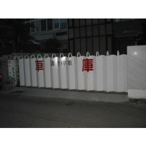 白色烤漆伸縮門