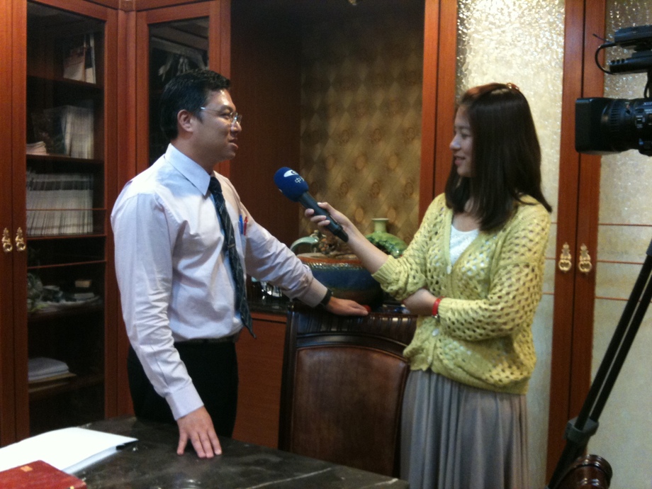 高雄律師張清雄接受中天新聞採訪