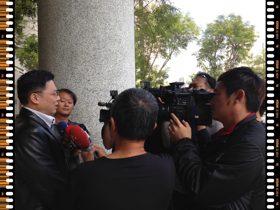 高雄律師張清雄接受媒體新聞採訪