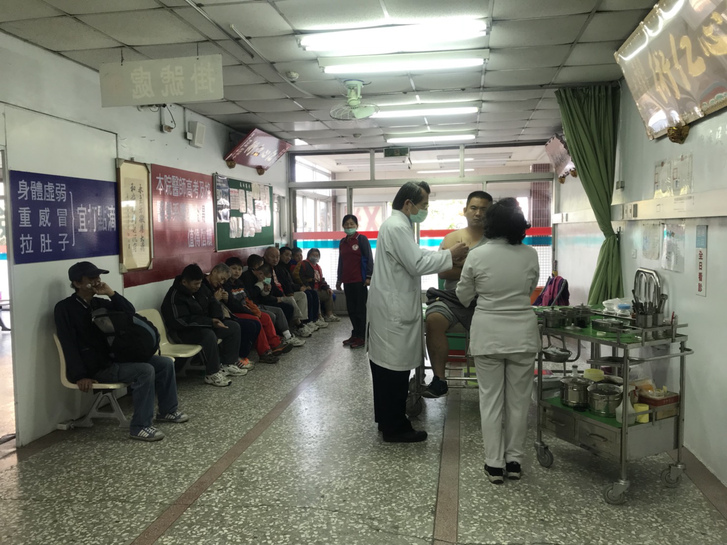 看診室前候診情形-和順興外科骨科