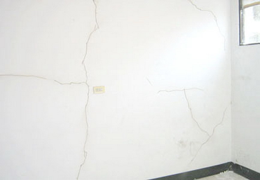 壁內龜裂漏水處理前