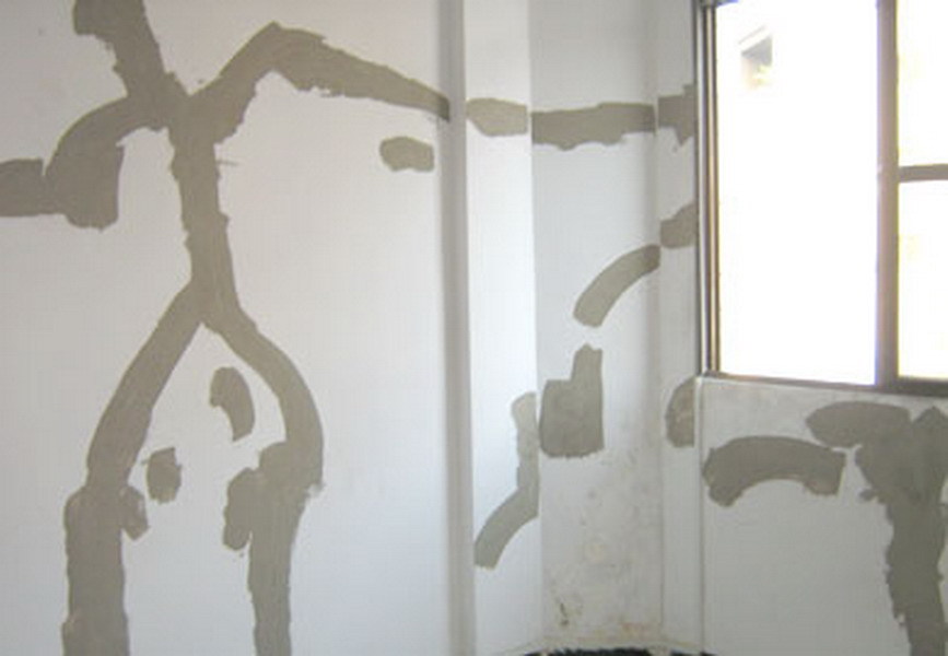 壁內龜裂漏水處理中