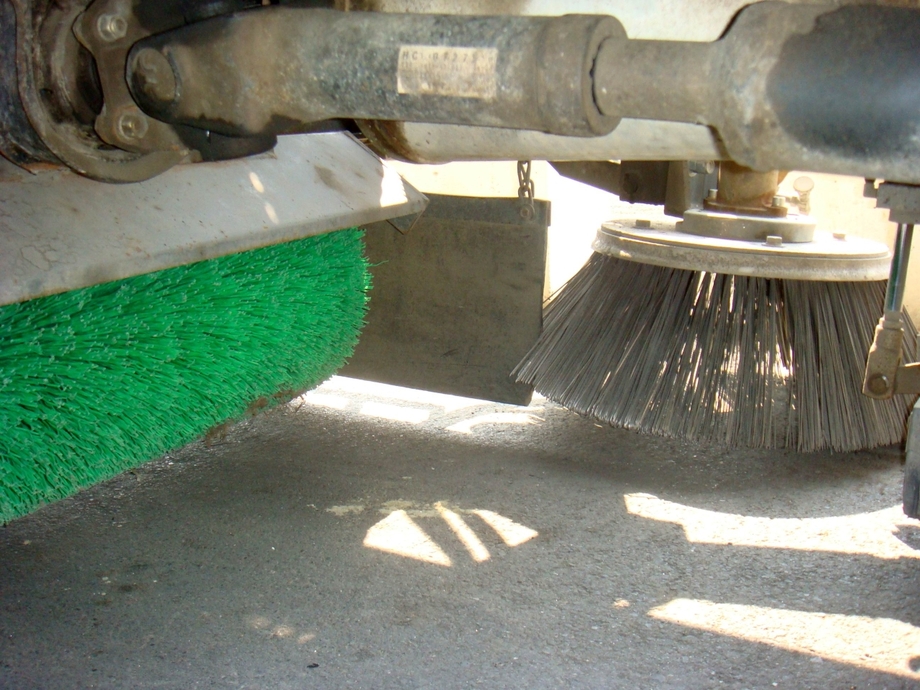 掃路車~安裝邊刷及鋼刷