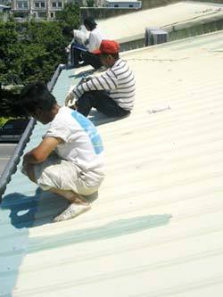 彩色鋼板腐蝕漏水補強-施工中