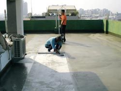 屋頂第三層及第四層防水施工中