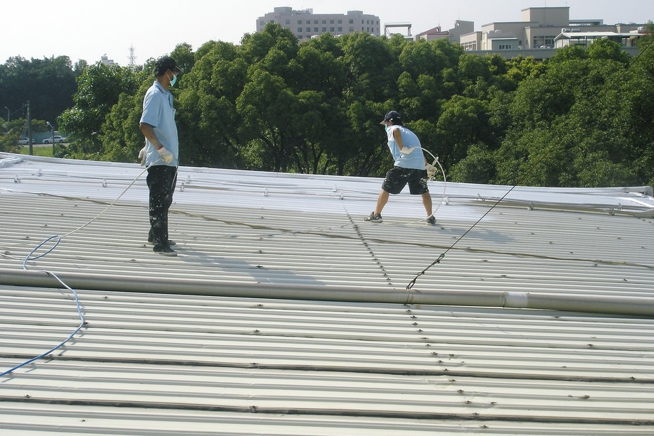 廠房隔熱面漆施工中
