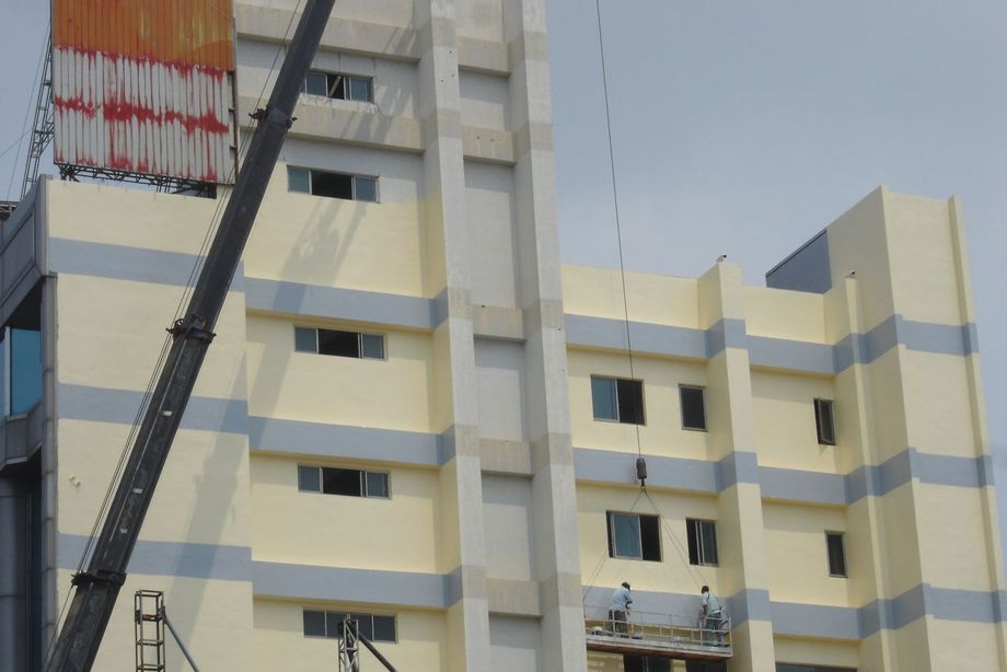 北門路外牆防水施工中