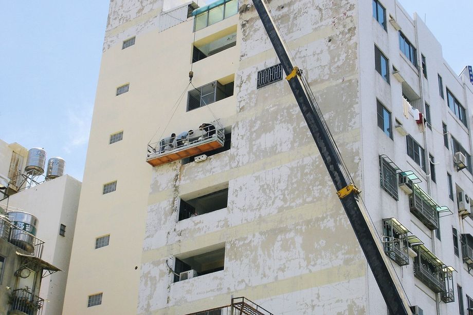 台南大樓外牆防水施工中