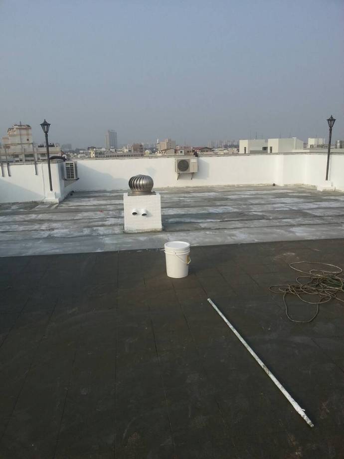 富農街大樓屋頂施工中