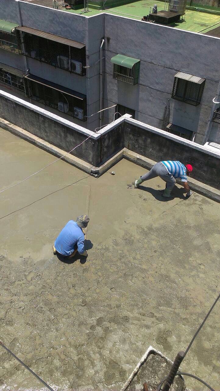 中華南路屋頂隔熱磚防水工程全面打除舖水泥-施工中