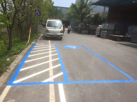 南部科學園區廠房內的殘障標誌牌+車位格